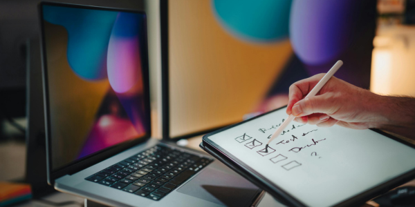 Profesional planificando su desarrollo en 90 días con checklist